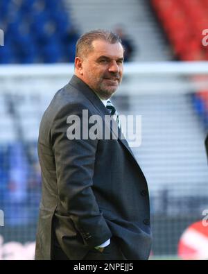 26th febbraio 2023; Hampden Park, Glasgow, Scozia: Scottish Viaplay Cup Football Final, Rangers versus Celtic; il manager celtico Ange Postecoglou ispeziona il campo prima della partita Foto Stock