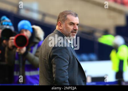 26th febbraio 2023; Hampden Park, Glasgow, Scozia: Scottish Viaplay Cup Football Final, Rangers versus Celtic; il manager celtico Ange Postecoglou ispeziona il campo prima della partita Foto Stock