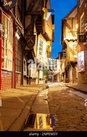 Dawn on the Shambles nel centro storico di York. Foto Stock