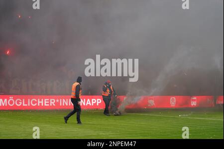 Amburgo, Germania. 26th Feb, 2023. Calcio: 2nd Bundesliga, Giornata 22, FC St. Pauli - Hansa Rostock, al Millerntor Stadium. I fan di Rostock bruciano i pirocritori negli stand. Credit: Marcus Brandt/dpa - NOTA IMPORTANTE: In conformità ai requisiti della DFL Deutsche Fußball Liga e del DFB Deutscher Fußball-Bund, è vietato utilizzare o utilizzare fotografie scattate nello stadio e/o della partita sotto forma di sequenze di immagini e/o serie di foto simili a video./dpa/Alamy Live News Foto Stock