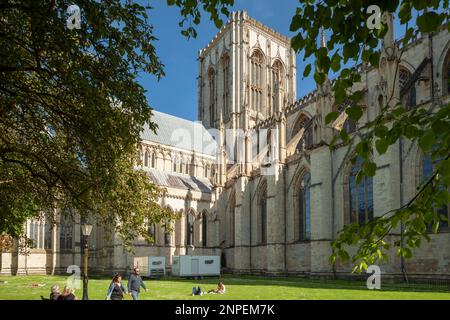 Pomeriggio di primavera al Dean's Park di York. Foto Stock