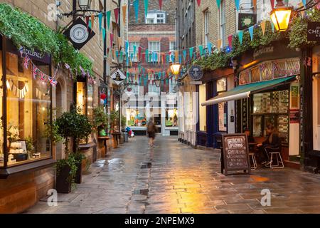 Serata piovosa sulla Rose Crescent a Cambridge. Foto Stock