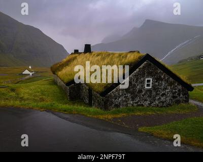 Saksun, Danimarca - Set, 2020: Tipica casa in cima al prato nel villaggio di Saksun, Streymoy, Isole Faroe, Danimarca, Nord Europa Foto Stock