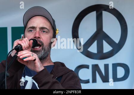 Londra, Regno Unito. 25th febbraio, 2023. La cantante folk Beans on Toast si esibisce per i dimostranti che partecipano a un raduno a Trafalgar Square per chiedere il cessate il fuoco e negoziare un accordo in Ucraina un anno dopo l'invasione della Russia. La marcia e il rally sono stati organizzati dalla Stop the War Coalition (StWC) e dalla Campagna per il disarmo nucleare (CND). Credit: Notizie dal vivo di Mark Kerrison/Alamy Foto Stock