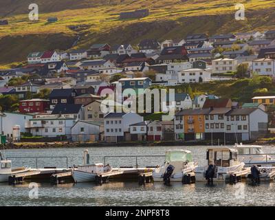 Vista della città di Kraksvik sull'isola di Bordoy, Isole Faroe, Danimarca Nord Europa. Foto Stock