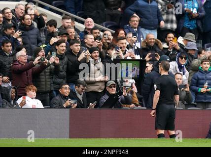 L'arbitro Stuart Attwell controlla il monitor VAR a lato del campo dopo aver mostrato un cartellino rosso a Hakim Ziyech di Chelsea prima di rovesciarlo durante la partita della Premier League al Tottenham Hotspur Stadium, Londra. Data immagine: Domenica 26 febbraio 2023. Foto Stock