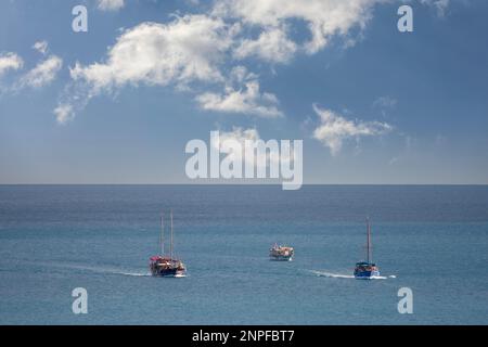 Antalya, Turchia, 8 ottobre 2010: Godersi una vacanza con motoscafi e barche a vela nel sud della Turchia Foto Stock