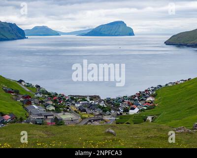 Stykki, Isola di Faroe - Lug 2021: Vista dall'alto del piccolo e affascinante villaggio immerso in una valle che domina l'Oceano Atlantico. Kvívík (danese: Kvivig) Foto Stock