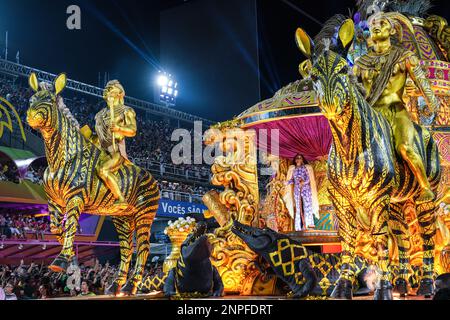 Rio de Janeiro, Brasile. 25th Feb, 2023. Un'attrice si esibisce durante la parata di carnevale a Rio de Janeiro, Brasile, 25 febbraio 2023. Credit: Wang Tiancong/Xinhua/Alamy Live News Foto Stock