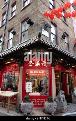 A Chinatown a Londra, fresche lanterne rosse sono appese agli edifici per celebrare il Capodanno cinese e l'anno della tigre. Foto Stock