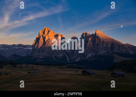 Situato nel Parco Naturale Puez Odle (chiamato anche Parco Naturale Puez Geisler), il Monte Seceda ha uno dei più rappresentativi enigmi delle Dolomiti. Enorme Foto Stock