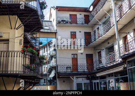 Banska Bystrica, Slovacchia - 15 agosto 2021: Vista di bella architettura – facciate ornate di edifici con balconi decorati con fiori Foto Stock