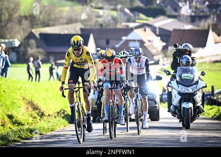 Il belga Tiesj Benoot di Jumbo-Visma, lo sloveno Matej Mohoric del Bahrain vittorioso e il belga Tim Wellens del Team Emirates raffigurato in azione durante la gara ciclistica di un giorno di Kuurne-Bruxelles-Kuurne, a 193 km da Kuurne a Kuurne via Bruxelles, sabato 25 febbraio 2023. FOTO DI BELGA JASPER JACOBS Foto Stock