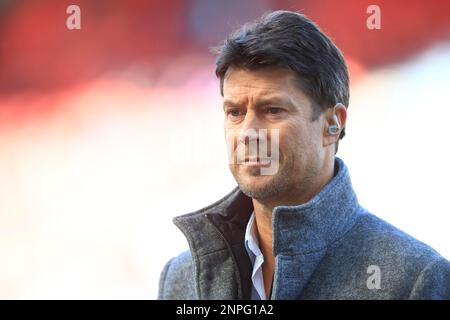 26th febbraio 2023; Hampden Park, Glasgow, Scozia: Scottish Viaplay Cup Football Final, Rangers versus Celtic; la leggenda dei Rangers Brian Laudrup lavora per la TV alla partita Foto Stock