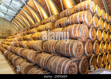 Martinica, FWI - magazzino in botte di rum in una distilleria Foto Stock