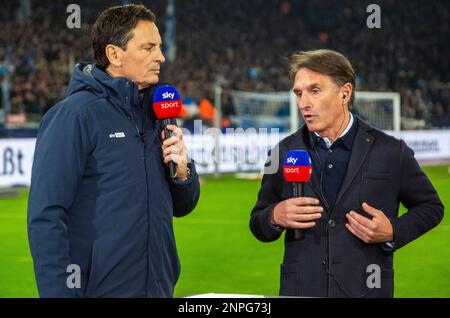 Sports, football, Bundesliga, 2022/2023, FC Schalke 04 vs. VfB Stuttgart 2-1, Veltins Arena Gelsenkirchen, allenatore di testa Bruno Labbadia (VfB) Right Interviewed by Sky reporter Sebastian Hellmann, le NORMATIVE DFL VIETANO QUALSIASI USO DI FOTOGRAFIE COME SEQUENZE DI IMMAGINI E/O QUASI-VIDEO Foto Stock