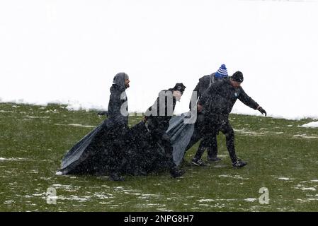 Kohorta, fan su NK Osijek libera la neve in campo al Gradski vrt Stadium davanti alla prima lega croata Supersport HNL tra NK Osijek e NK Varazdin, a Osijek, Croazia, il 26 febbraio 2023. Foto: Davor Javorovic/PIXSELL Foto Stock