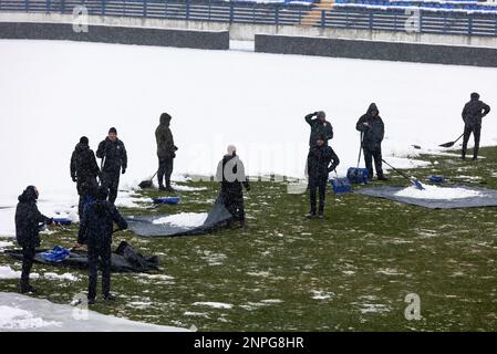 Kohorta, fan su NK Osijek libera la neve in campo al Gradski vrt Stadium davanti alla prima lega croata Supersport HNL tra NK Osijek e NK Varazdin, a Osijek, Croazia, il 26 febbraio 2023. Foto: Davor Javorovic/PIXSELL Foto Stock