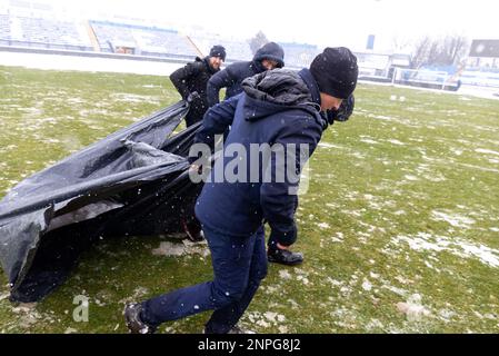 Kohorta, fan su NK Osijek libera la neve in campo al Gradski vrt Stadium davanti alla prima lega croata Supersport HNL tra NK Osijek e NK Varazdin, a Osijek, Croazia, il 26 febbraio 2023. Foto: Davor Javorovic/PIXSELL Foto Stock