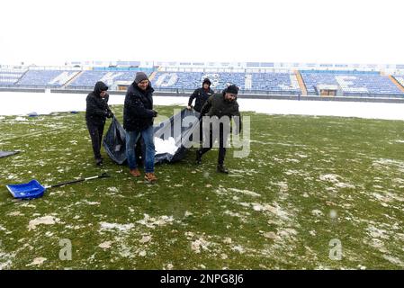 Kohorta, fan su NK Osijek libera la neve in campo al Gradski vrt Stadium davanti alla prima lega croata Supersport HNL tra NK Osijek e NK Varazdin, a Osijek, Croazia, il 26 febbraio 2023. Foto: Davor Javorovic/PIXSELL Foto Stock