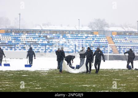 Kohorta, fan su NK Osijek libera la neve in campo al Gradski vrt Stadium davanti alla prima lega croata Supersport HNL tra NK Osijek e NK Varazdin, a Osijek, Croazia, il 26 febbraio 2023. Foto: Davor Javorovic/PIXSELL Foto Stock