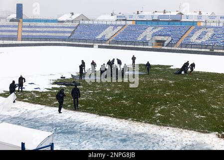 Kohorta, fan su NK Osijek libera la neve in campo al Gradski vrt Stadium davanti alla prima lega croata Supersport HNL tra NK Osijek e NK Varazdin, a Osijek, Croazia, il 26 febbraio 2023. Foto: Davor Javorovic/PIXSELL Foto Stock