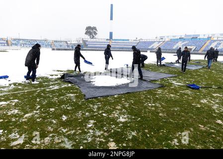 Kohorta, fan su NK Osijek libera la neve in campo al Gradski vrt Stadium davanti alla prima lega croata Supersport HNL tra NK Osijek e NK Varazdin, a Osijek, Croazia, il 26 febbraio 2023. Foto: Davor Javorovic/PIXSELL Foto Stock