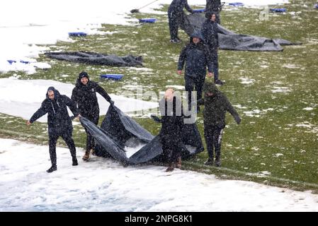 Kohorta, fan su NK Osijek libera la neve in campo al Gradski vrt Stadium davanti alla prima lega croata Supersport HNL tra NK Osijek e NK Varazdin, a Osijek, Croazia, il 26 febbraio 2023. Foto: Davor Javorovic/PIXSELL Foto Stock