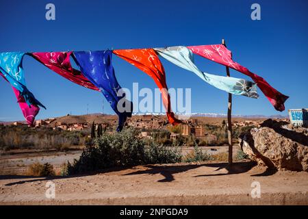 Asciugamani colorati nel vento in Marocco Foto Stock