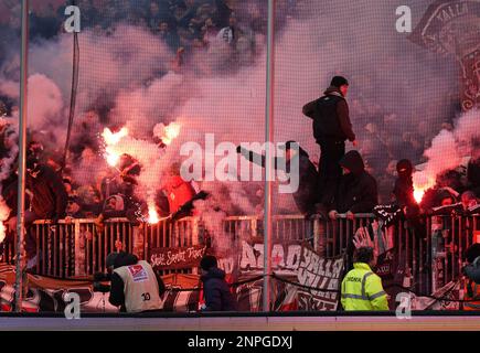 Amburgo, Germania. 26th Feb, 2023. Calcio: 2nd Bundesliga, Giornata 22, FC St. Pauli - Hansa Rostock, al Millerntor Stadium. I fan di Pauli festeggiano l'obiettivo per le 1:0. Credit: Marcus Brandt/dpa - NOTA IMPORTANTE: In conformità ai requisiti della DFL Deutsche Fußball Liga e del DFB Deutscher Fußball-Bund, è vietato utilizzare o utilizzare fotografie scattate nello stadio e/o della partita sotto forma di sequenze di immagini e/o serie di foto simili a video./dpa/Alamy Live News Foto Stock