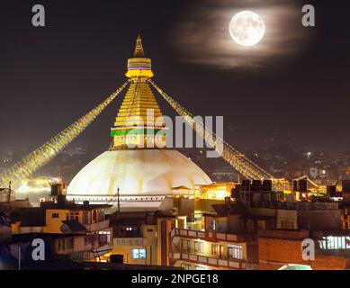 Vista serale o notturna dello stupa di Boudha o Bodhnath a Kathmandu con la luna, Nepal, lo stupa di Bodhnath è lo stupa più grande nella città di Kathmandu Foto Stock