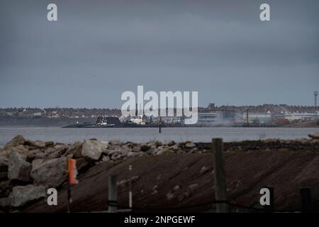 HMS Anson (S123) parte da BAE Systems a Barrow-in-Furness (Inghilterra) durante il suo primo viaggio a Faslane, Scozia. Foto Stock