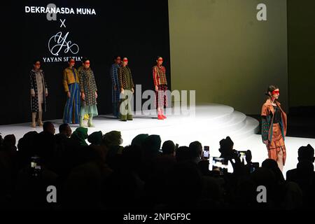 25 febbraio 2023, Giacarta, Indonesia: I modelli presentano la moda dal sud-est di Sulawesi l'ultimo giorno della settimana della moda indonesiana 2023 al Jakarta Convention Center (JCC). L'evento Indonesia Fashion Week, che si terrà il 22-26 febbraio 2023, porta il tema ''Sagara from the East' (Credit Image: © Atilano Garcia/SOPA Images via ZUMA Press Wire) SOLO PER USO EDITORIALE! Non per USO commerciale! Foto Stock