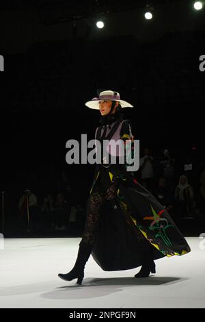 25 febbraio 2023, Jakarta, Indonesia: Un modello presenta la moda del sud-est Sulawesi l'ultimo giorno della settimana della moda indonesiana 2023 al Jakarta Convention Center (JCC). L'evento Indonesia Fashion Week, che si terrà il 22-26 febbraio 2023, porta il tema ''Sagara from the East' (Credit Image: © Atilano Garcia/SOPA Images via ZUMA Press Wire) SOLO PER USO EDITORIALE! Non per USO commerciale! Foto Stock