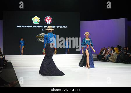 25 febbraio 2023, Giacarta, Indonesia: I modelli presentano la moda dal sud-est di Sulawesi l'ultimo giorno della settimana della moda indonesiana 2023 al Jakarta Convention Center (JCC). L'evento Indonesia Fashion Week, che si terrà il 22-26 febbraio 2023, porta il tema ''Sagara from the East' (Credit Image: © Atilano Garcia/SOPA Images via ZUMA Press Wire) SOLO PER USO EDITORIALE! Non per USO commerciale! Foto Stock