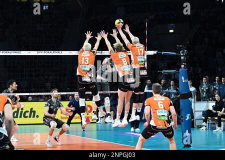 Mannheim, Germania. 26th Feb, 2023. Mannheim, Germania, febbraio 26th 2023: Ruben Schott (13 Berlino), Anton Brehme (8 Berlino) e Marek Sotola (17 Berlino) bloccano la palla durante la finale Mens DVV-Pokal match 2022/2023 tra SWD powervolleys Dueren e BERLIN, VOLLEY DI RICICLAGGIO presso la SAP Arena di Mannheim, Germania. (Norina Toenges/SPP) Credit: SPP Sport Press Photo. /Alamy Live News Foto Stock