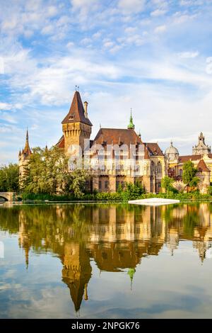 Vajdahunyad Castle in the City Park of Budapest, Hungary. (Was built in 1896 as part of the Millennial Exhibition) Foto Stock