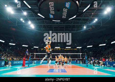 26 febbraio 2023, Baden-Württemberg, Mannheim: Pallavolo, uomini: DVV Cup, SWD-Powervolleys Düren - Berlin volleys, finale, SAP Arena. Nehemia Mote di Berlino fa un servizio. Foto: Uwe Anspach/dpa Foto Stock