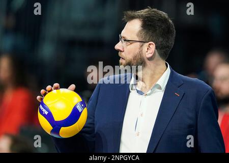 26 febbraio 2023, Baden-Württemberg, Mannheim: Pallavolo, uomini: DVV Cup, SWD-Powervolleys Düren - Berlin volleys, finale, SAP Arena. L'allenatore berlinese Cedric Enard tiene il pallone nelle sue mani. Foto: Uwe Anspach/dpa Foto Stock