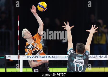 26 febbraio 2023, Baden-Württemberg, Mannheim: Pallavolo, uomini: DVV Cup, SWD-Powervolleys Düren - Berlin volleys, finale, SAP Arena. Marek Sotola di Berlino (l) colpisce contro il blocco del marchio Tobias di Büren. Foto: Jürgen Kessler/dpa Foto Stock