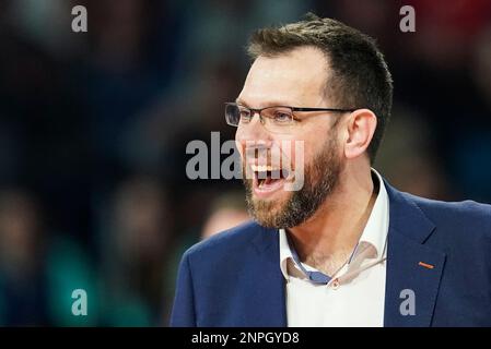 26 febbraio 2023, Baden-Württemberg, Mannheim: Pallavolo, uomini: DVV Cup, SWD-Powervolleys Düren - Berlin volleys, finale, SAP Arena. L'allenatore berlinese Cedric Enard è molto soddisfatto. Foto: Uwe Anspach/dpa Foto Stock