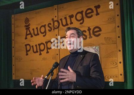 26 febbraio 2023, Baden-Württemberg, Augusta: Markus Söder (CSU), primo ministro bavarese, parla davanti all'Augusta Puppenkiste. Il Puppenkiste festeggia il suo 75th° compleanno. Il 26 febbraio 1948, i burattini del palcoscenico di burattini hanno fatto la loro prima apparizione. Foto: Stefan Puchner/dpa Foto Stock