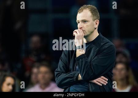 26 febbraio 2023, Baden-Württemberg, Mannheim: Pallavolo, uomini: DVV Cup, SWD-Powervolleys Düren - Berlin volleys, finale, SAP Arena. L'allenatore di Düren Rafal Murczkiewicz è sul campo. Foto: Uwe Anspach/dpa Foto Stock