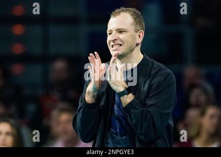 26 febbraio 2023, Baden-Württemberg, Mannheim: Pallavolo, uomini: DVV Cup, SWD-Powervolleys Düren - Berlin volleys, finale, SAP Arena. L'allenatore di Düren Rafal Murczkiewicz gesti. Foto: Uwe Anspach/dpa Foto Stock