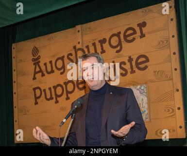 26 febbraio 2023, Baden-Württemberg, Augusta: Markus Söder (CSU), primo ministro bavarese, parla davanti all'Augusta Puppenkiste. Il Puppenkiste festeggia il suo 75th° compleanno. Il 26 febbraio 1948, i burattini del palcoscenico di burattini hanno fatto la loro prima apparizione. Foto: Stefan Puchner/dpa Foto Stock