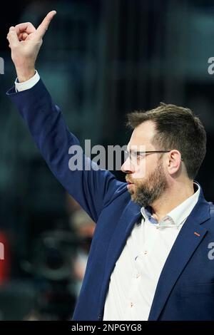 26 febbraio 2023, Baden-Württemberg, Mannheim: Pallavolo, uomini: DVV Cup, SWD-Powervolleys Düren - Berlin volleys, finale, SAP Arena. L'allenatore berlinese Cedric Enard gesti. Foto: Uwe Anspach/dpa Foto Stock