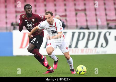 Carlos Augusto di US Monza compete per la palla con la Junior Sambia di US Salernitana durante la Serie Un match tra US Salernitana 1919 e AC Monza allo Stadio Arechi Foto Stock