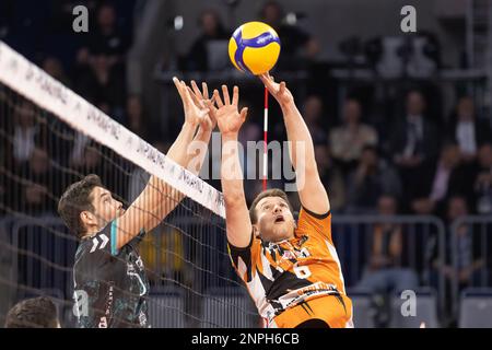 26 febbraio 2023, Baden-Württemberg, Mannheim: Pallavolo, uomini: DVV Cup, SWD-Powervolleys Düren - Berlin volleys, finale, SAP Arena. Lotta in rete tra Tobias Brand (l) di Düren e Johannes Tille di Berlino. Foto: Jürgen Kessler/dpa Foto Stock