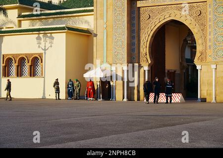 RABAT, MAROCCO il 2023 gennaio: Porta principale del palazzo nella capitale africana in caldo giorno di sole inverno. Foto Stock