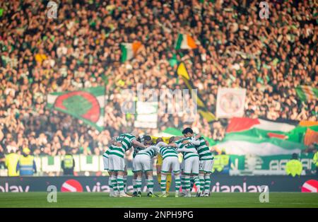 26th febbraio 2023; Hampden Park, Glasgow, Scozia: Scottish Viaplay Cup Football Final, Rangers versus Celtic; huddle celtico Foto Stock